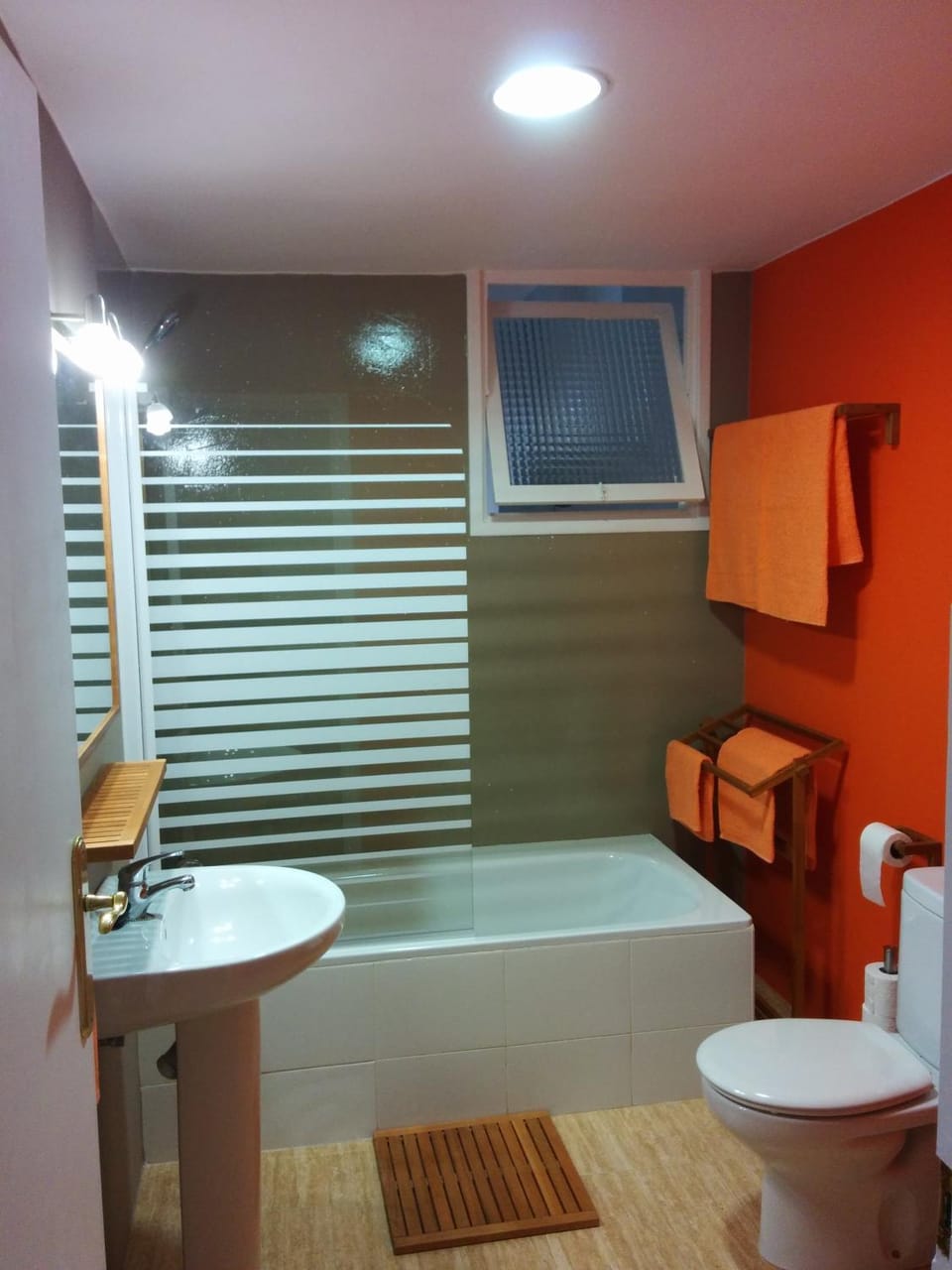 Toilet, Property building, Bathroom, Bath, heating