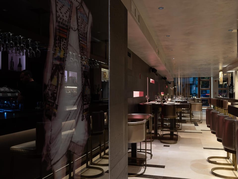 Restaurant/places to eat, Lounge or bar