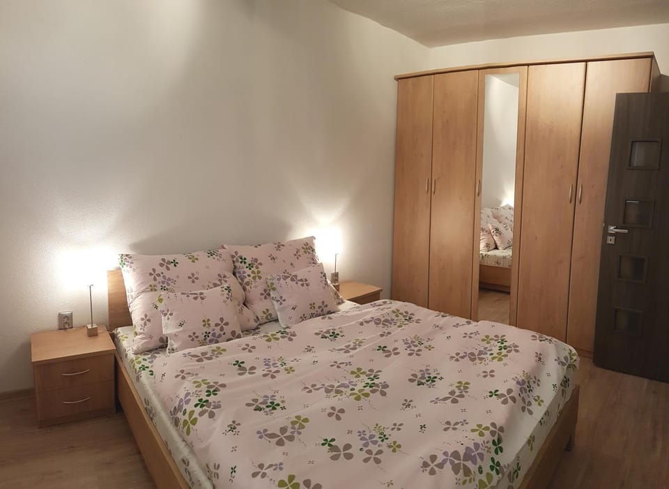 Photo of the whole room, Decorative detail
