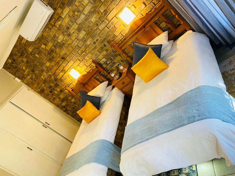 Bed, Photo of the whole room, Seating area, Bedroom