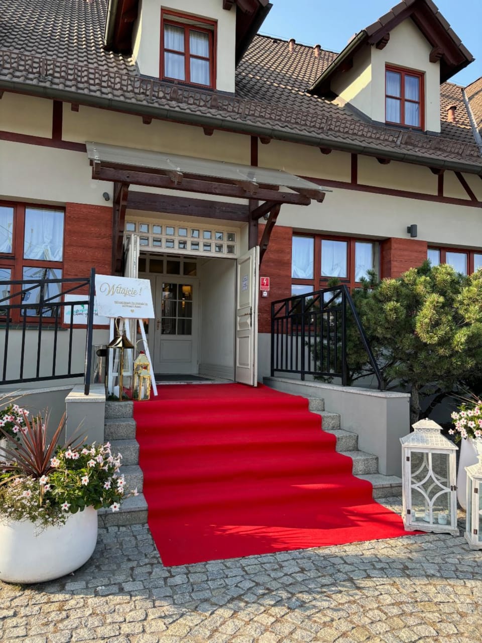 Property building, Facade/entrance, Day