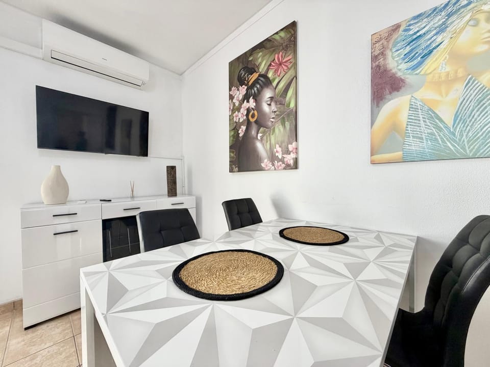 TV and multimedia, Living room, Dining area, air conditioner