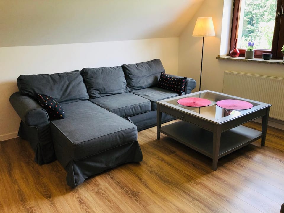 Photo of the whole room, Seating area