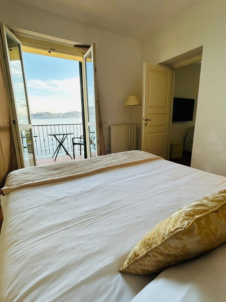 Bed, Natural landscape, View (from property/room), Balcony/Terrace, Photo of the whole room, Bedroom