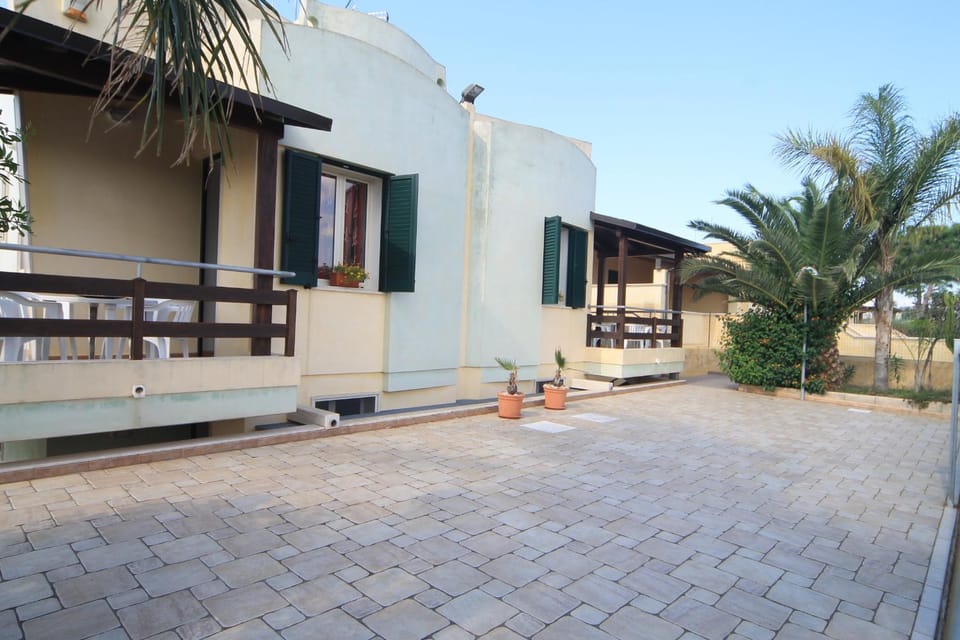 Property building, Facade/entrance, Garden, Garden view
