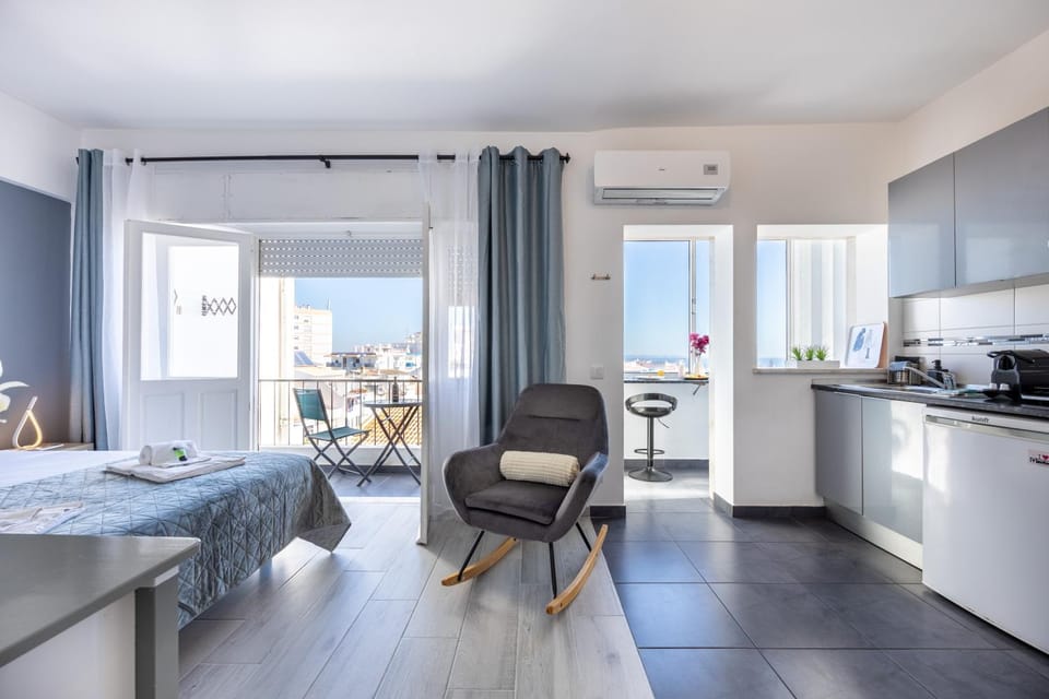 Kitchen or kitchenette, Dining area, hair dresser, air conditioner