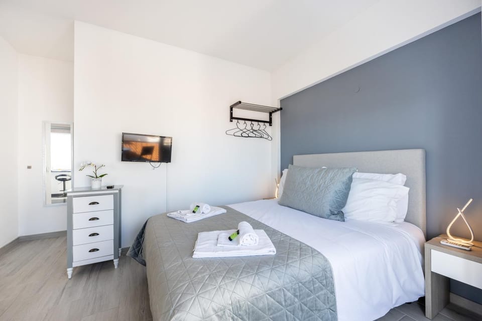 Bed, TV and multimedia, Bedroom, towels