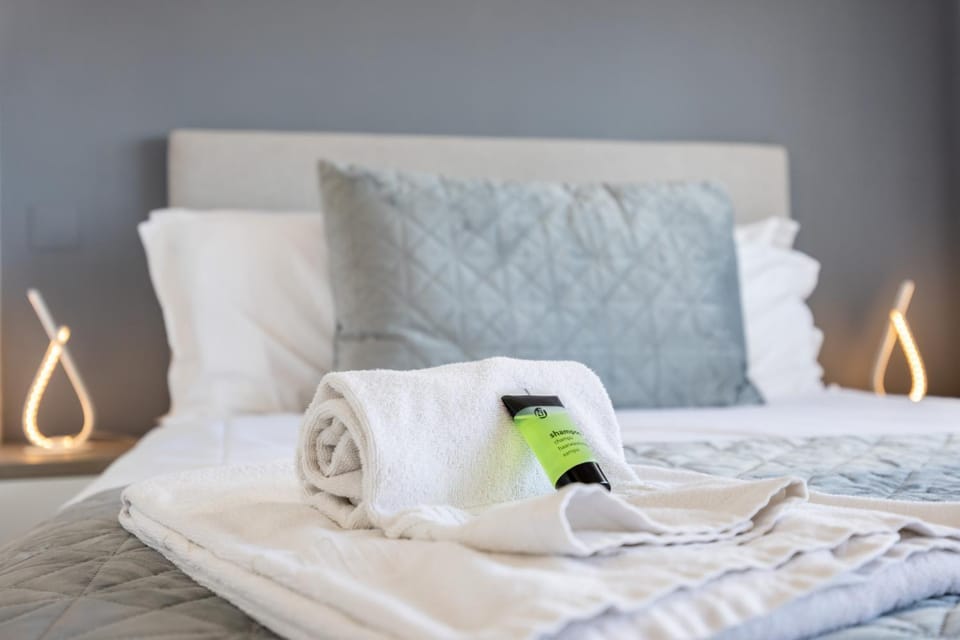 Bed, Bedroom, towels