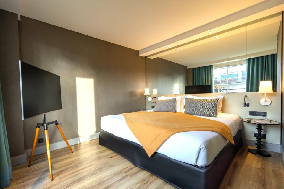 Bed, TV and multimedia, Photo of the whole room, Bedroom