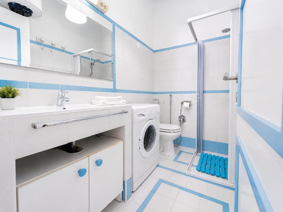 Shower, Bathroom, towels, washing machine