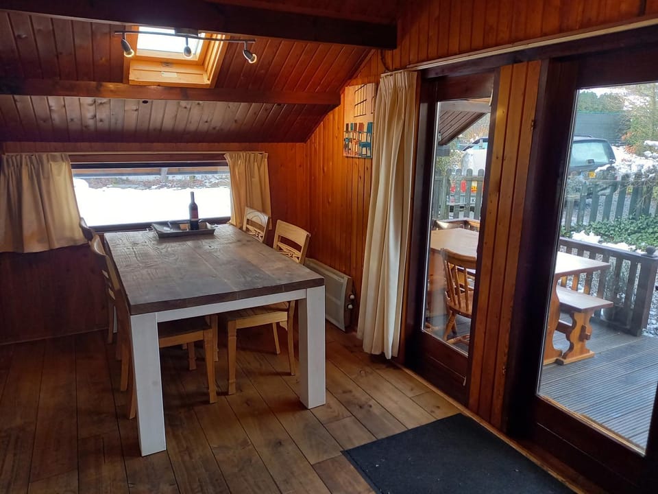 Seating area, Dining area