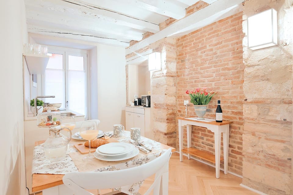 Coffee/tea facilities, Kitchen or kitchenette, Decorative detail, Dining area