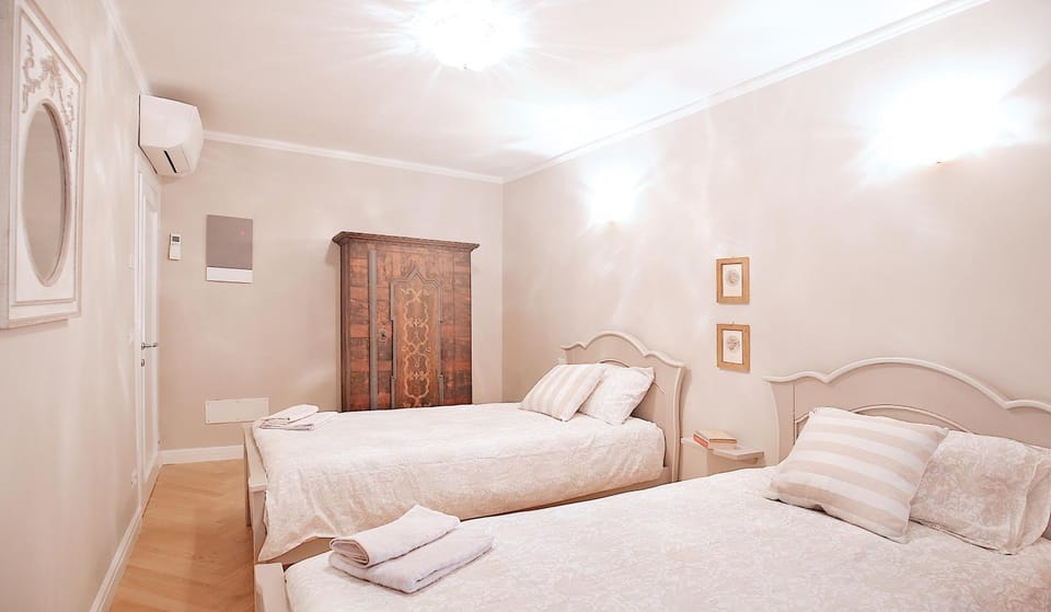 Photo of the whole room, Decorative detail, Bedroom