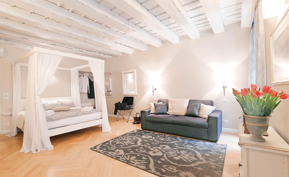 Photo of the whole room, Decorative detail, Bedroom