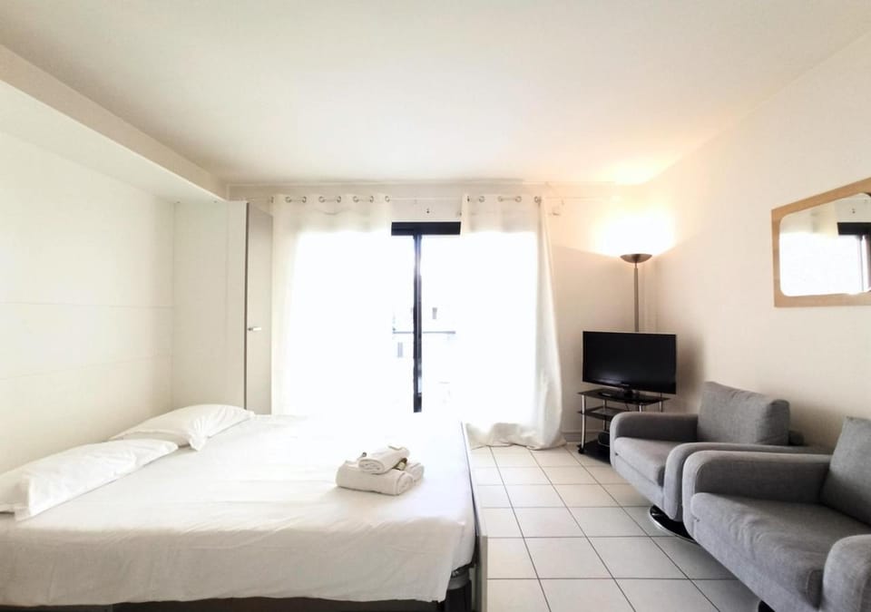 Communal lounge/ TV room, Bed, TV and multimedia, Bedroom
