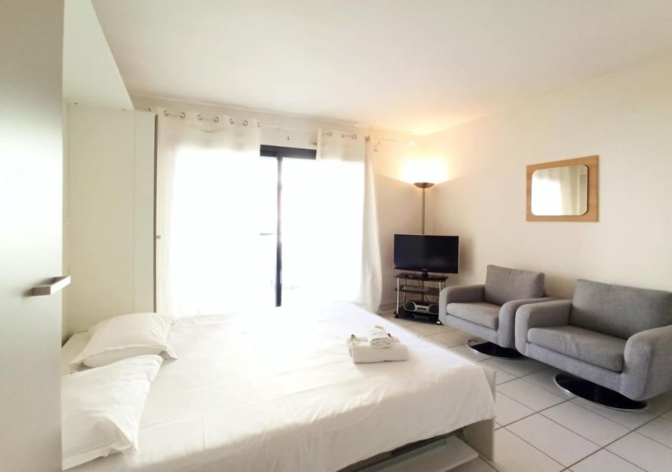Bed, TV and multimedia, Bedroom