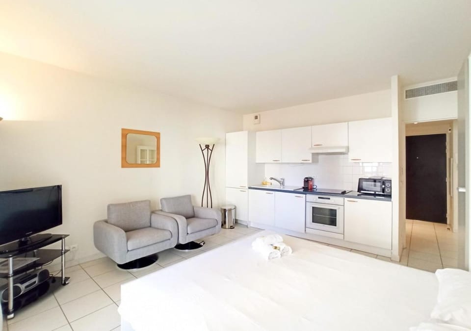Communal lounge/ TV room, Bed, TV and multimedia, Kitchen or kitchenette