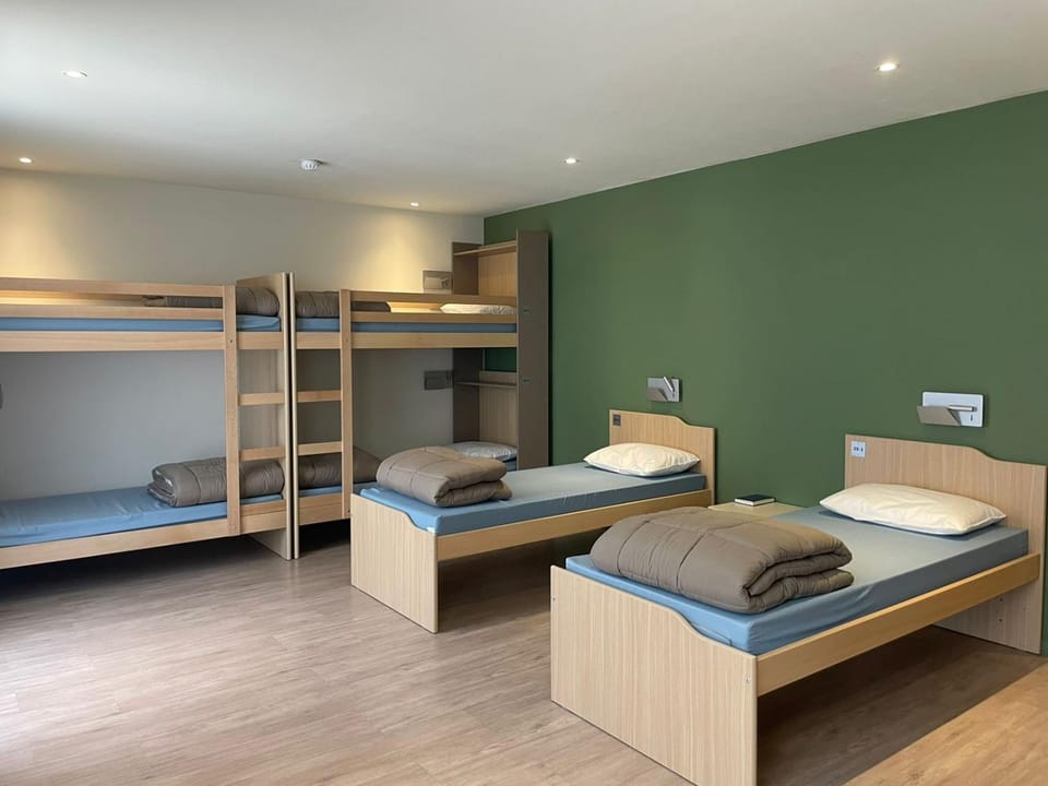 Bedroom, bunk bed