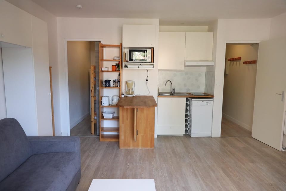 Kitchen or kitchenette, Seating area, Dining area, stove