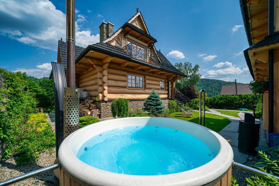 Property building, Day, Natural landscape, Garden, Hot Tub, Garden view