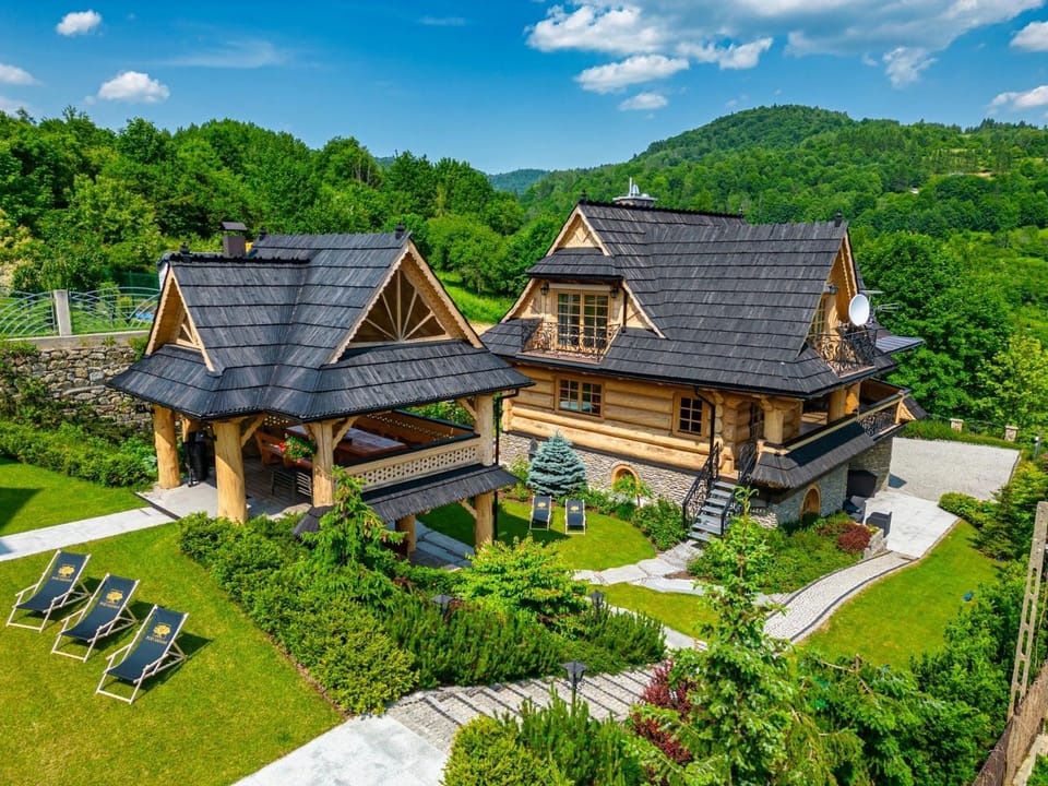 Property building, Spring, Day, Natural landscape, Garden, Garden view, Mountain view, sunbed