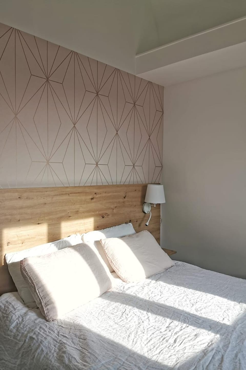 Bed, Bedroom, City view, Inner courtyard view