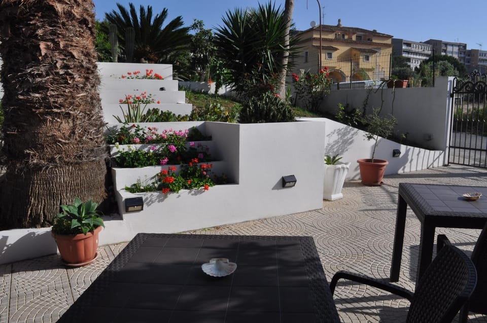 Communal lounge/ TV room, Facade/entrance, Garden, Garden view