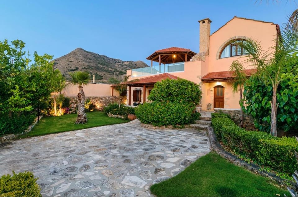 Property building, Day, Natural landscape, Garden, Garden view, Mountain view