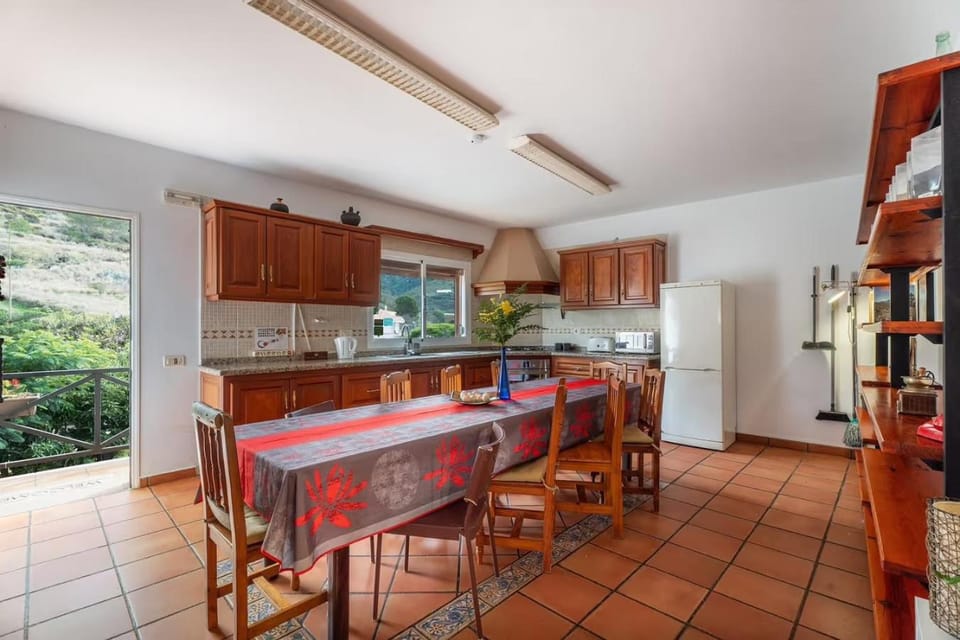 Kitchen or kitchenette, Dining area, oven, stove