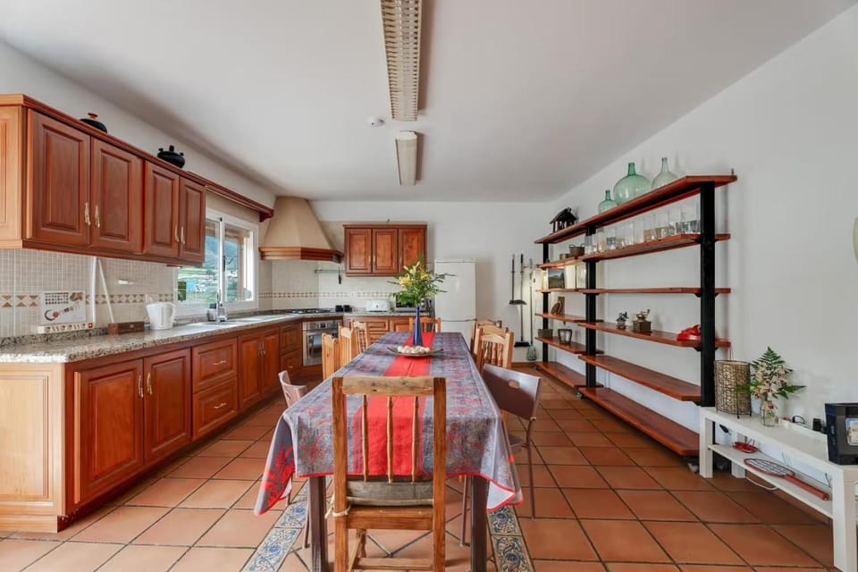 Kitchen or kitchenette, Dining area, oven, stove