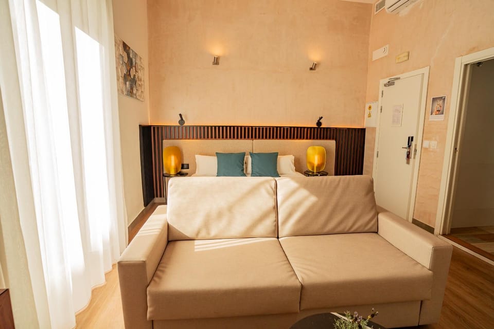Bed, Photo of the whole room, Seating area, Bedroom, internet, air conditioner