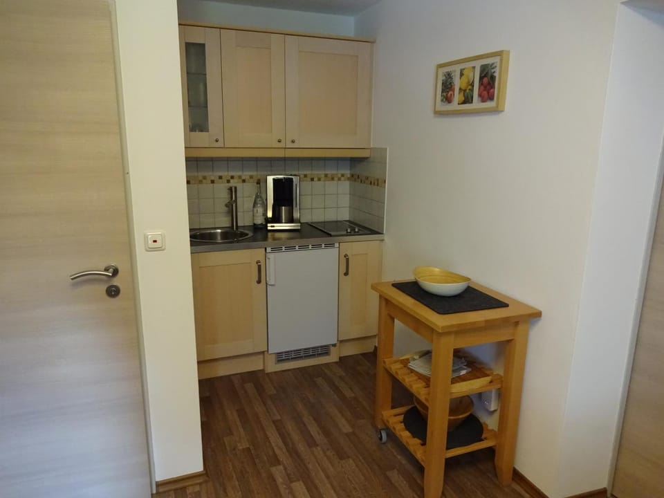 Coffee/tea facilities, Kitchen or kitchenette, stove