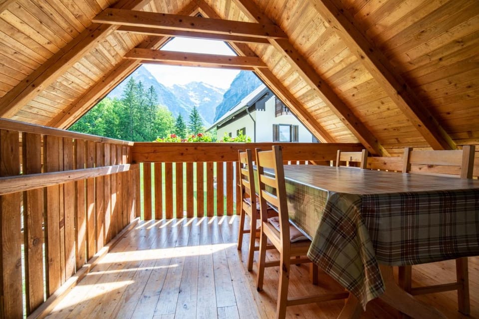 View (from property/room), Balcony/Terrace, Dining area