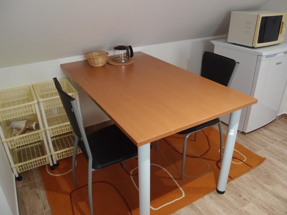 Kitchen or kitchenette, Dining area