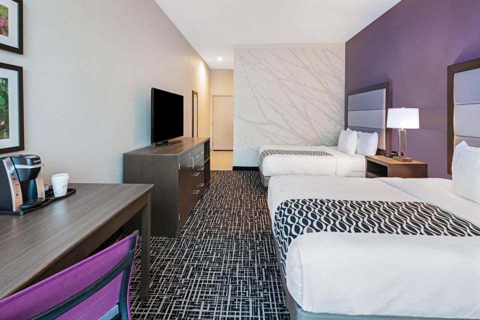 Bed, TV and multimedia, Photo of the whole room, Seating area, Bedroom