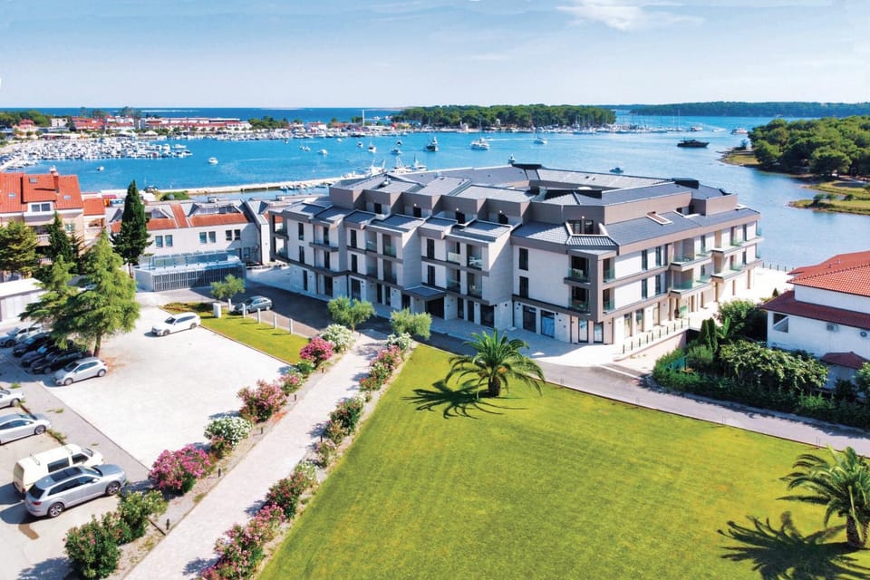 Property building, Bird's eye view, Location