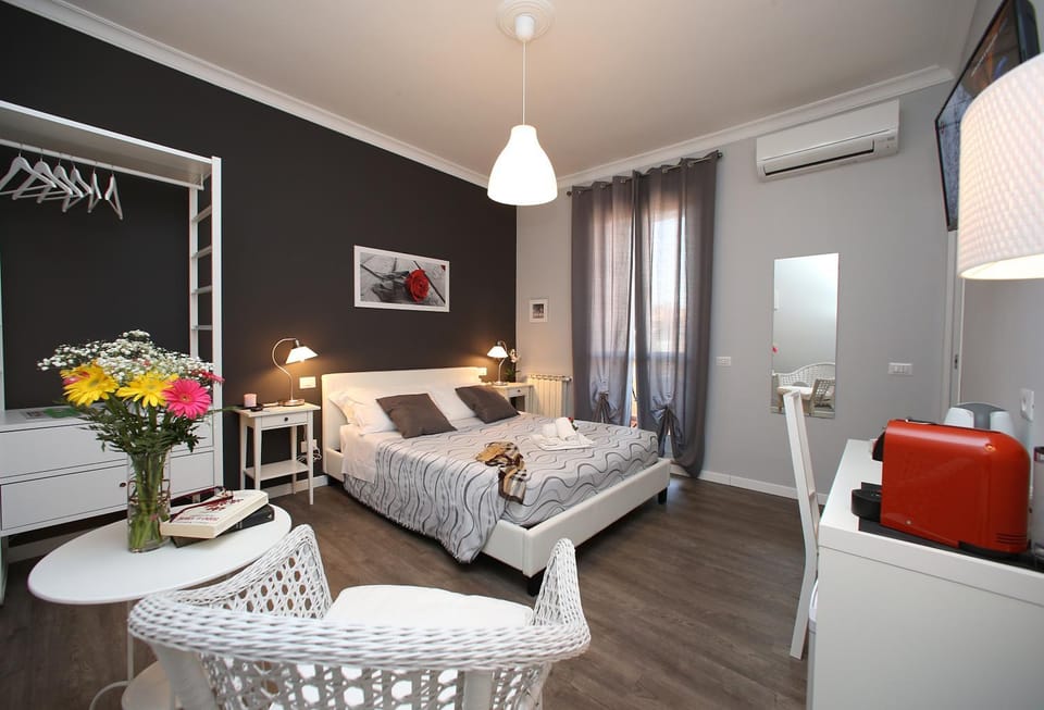 Photo of the whole room, Bedroom