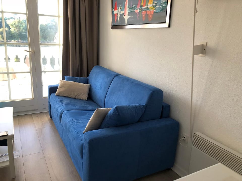 Bed, Living room