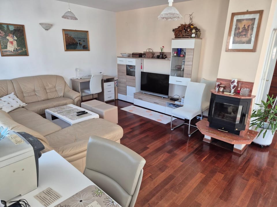 Communal lounge/ TV room, TV and multimedia, Living room, Seating area