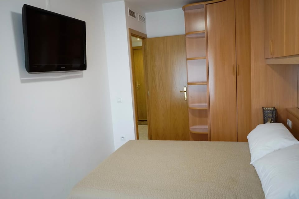 Bed, TV and multimedia, Photo of the whole room, Decorative detail