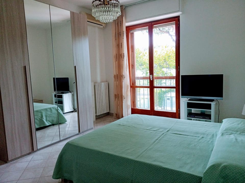 Bed, TV and multimedia, Kitchen or kitchenette, Photo of the whole room, Bedroom, minibar, wardrobe