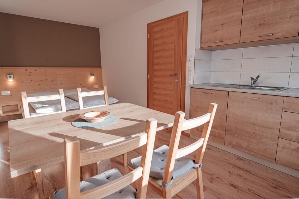 Kitchen or kitchenette, Dining area