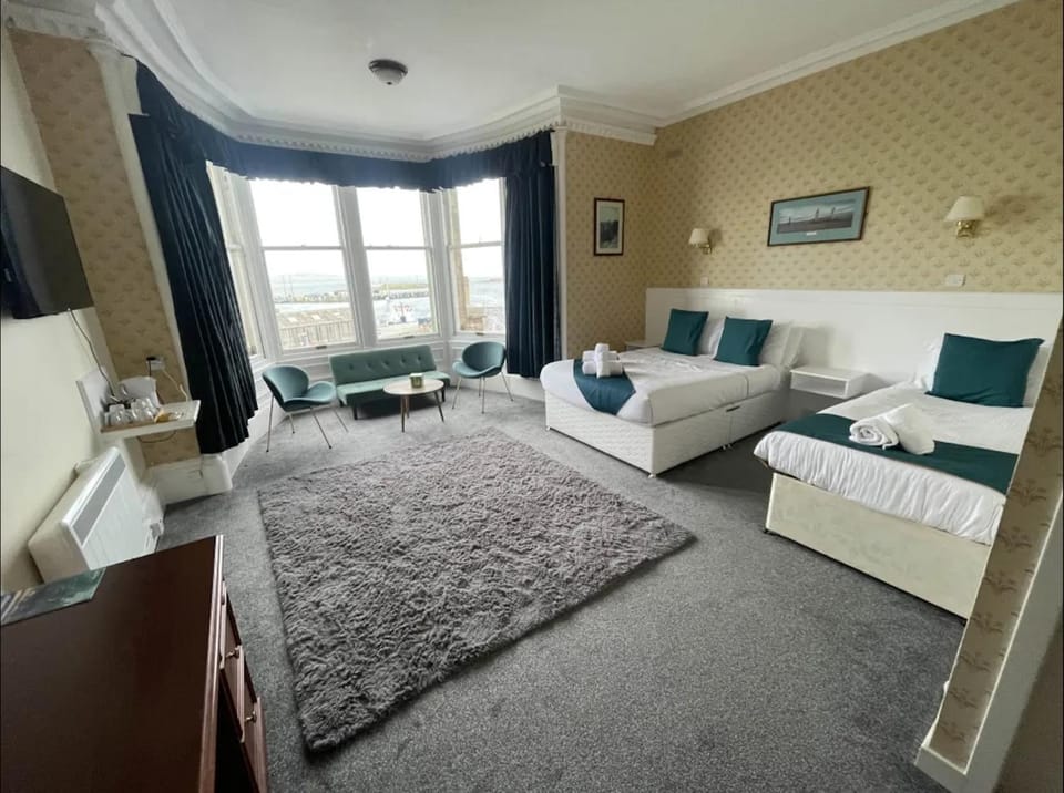 Bed, TV and multimedia, Seating area