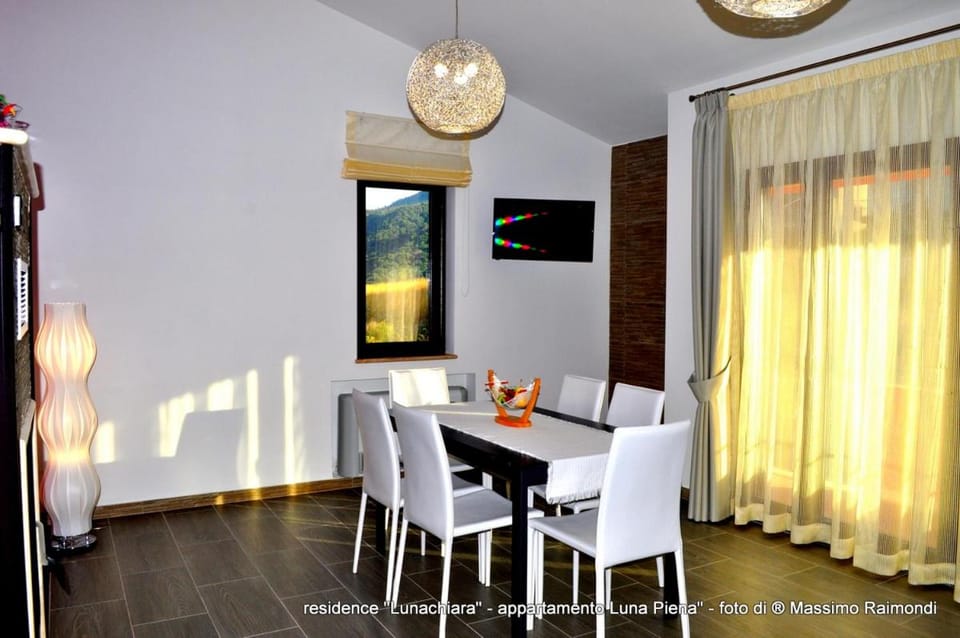 Communal lounge/ TV room, TV and multimedia, Living room, Seating area, Dining area