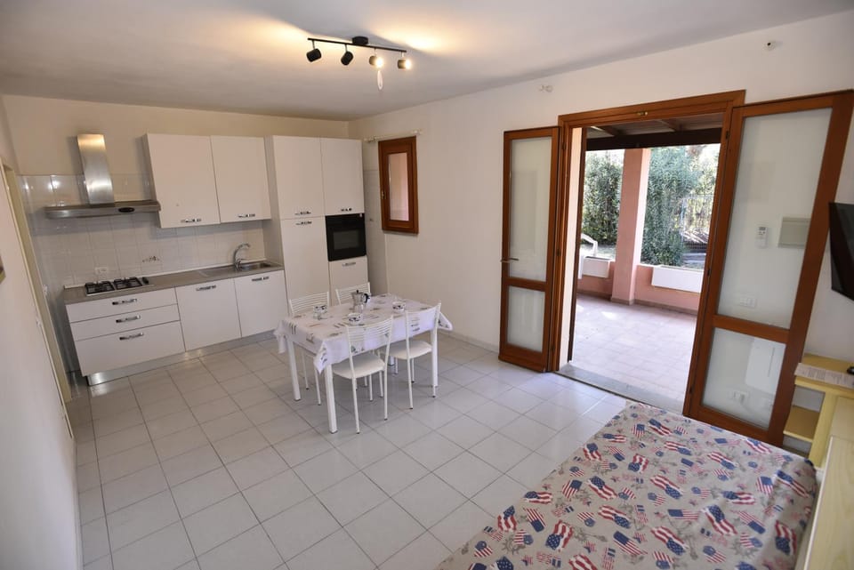 TV and multimedia, Kitchen or kitchenette, Living room, stove, air conditioner