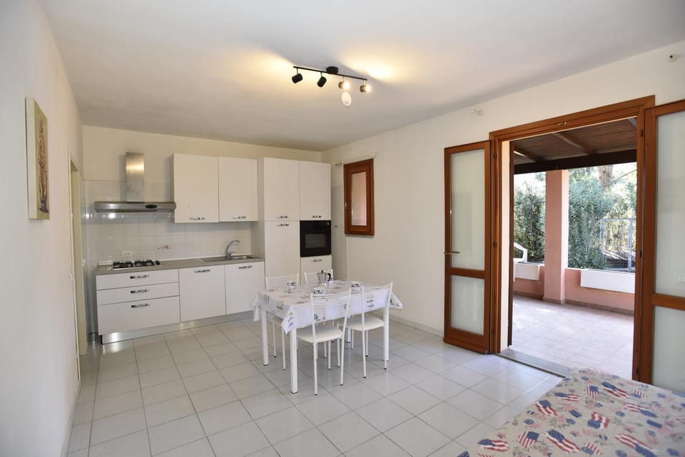 Bed, TV and multimedia, Kitchen or kitchenette, Living room, stove, air conditioner