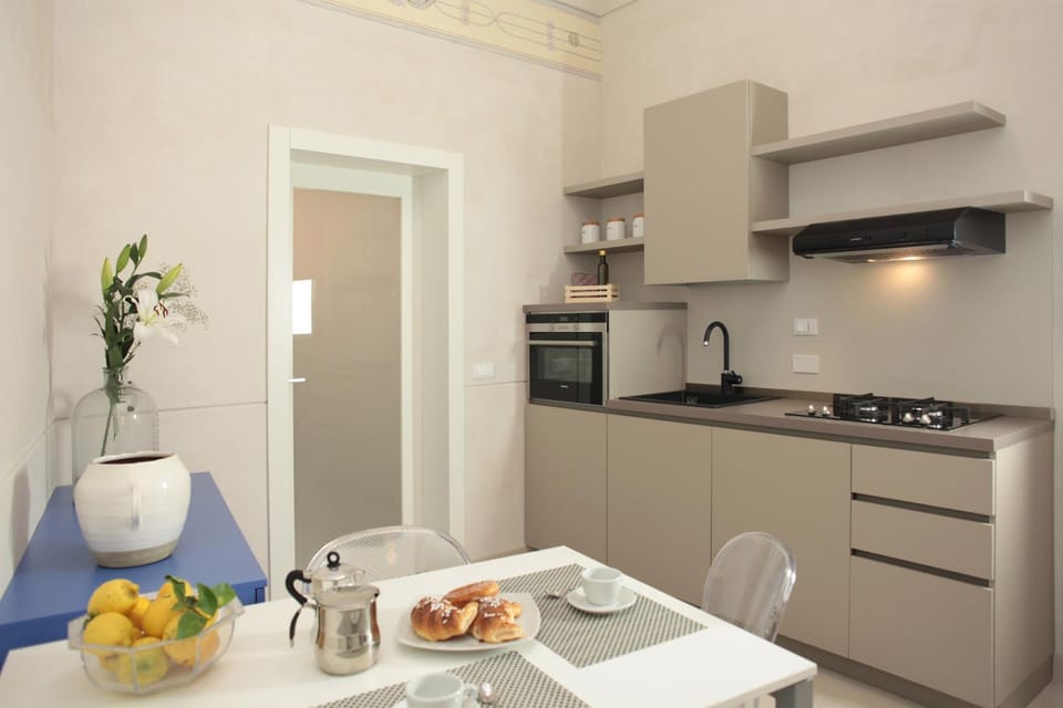 Kitchen or kitchenette, Food and drinks, Decorative detail, Dining area, pet friendly