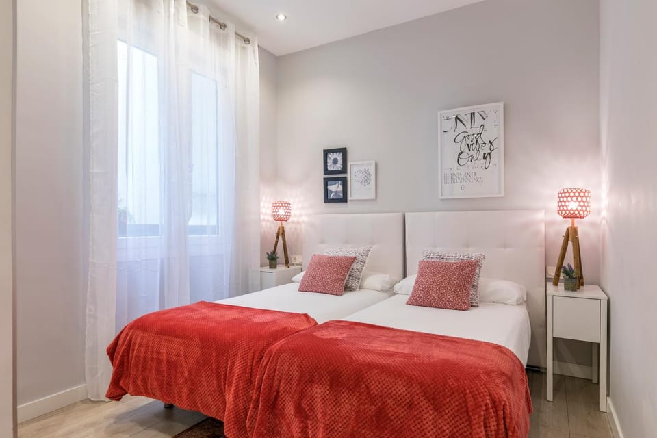 Photo of the whole room, Bedroom