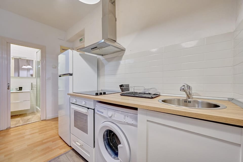 Kitchen or kitchenette, oven, stove, washing machine
