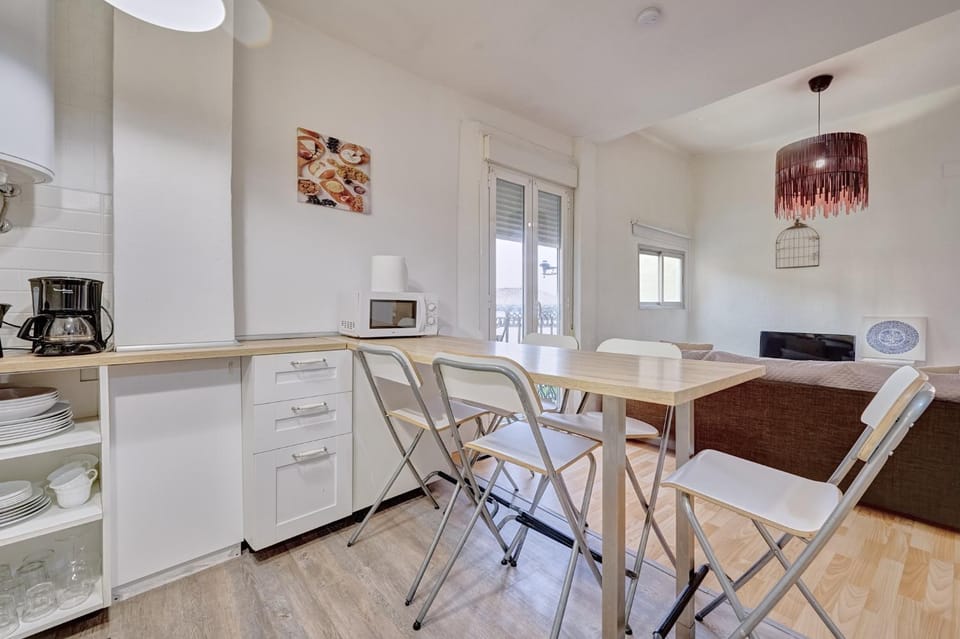Kitchen or kitchenette, Dining area, stove